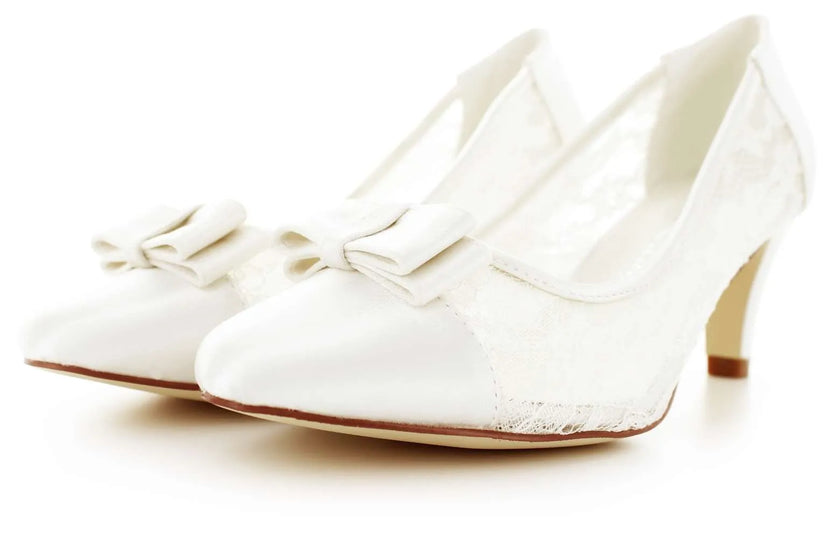 Zapatos de novia Unakita en color ivory con encaje lateral y lazo decorativo, tacón de 6 cm y diseño elegante, ideales para bodas y eventos sofisticados.