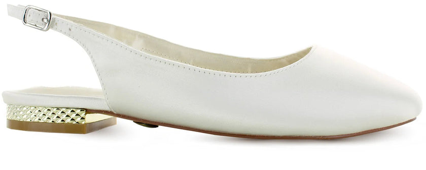 Zapatos de novia en satén ivory con punta fina y tacón dorado de 15 mm, perfectos para bodas y eventos elegantes.