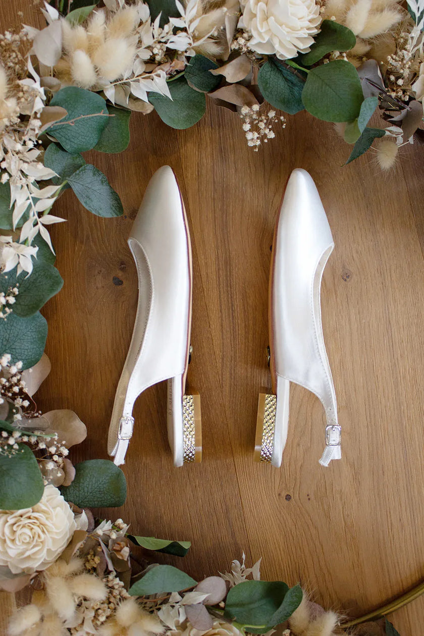 Zapatos de novia en satén ivory con punta fina y tacón dorado de 15 mm, perfectos para bodas y eventos elegantes.