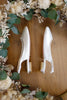 Zapatos de novia en satén ivory con punta fina y tacón dorado de 15 mm, perfectos para bodas y eventos elegantes.