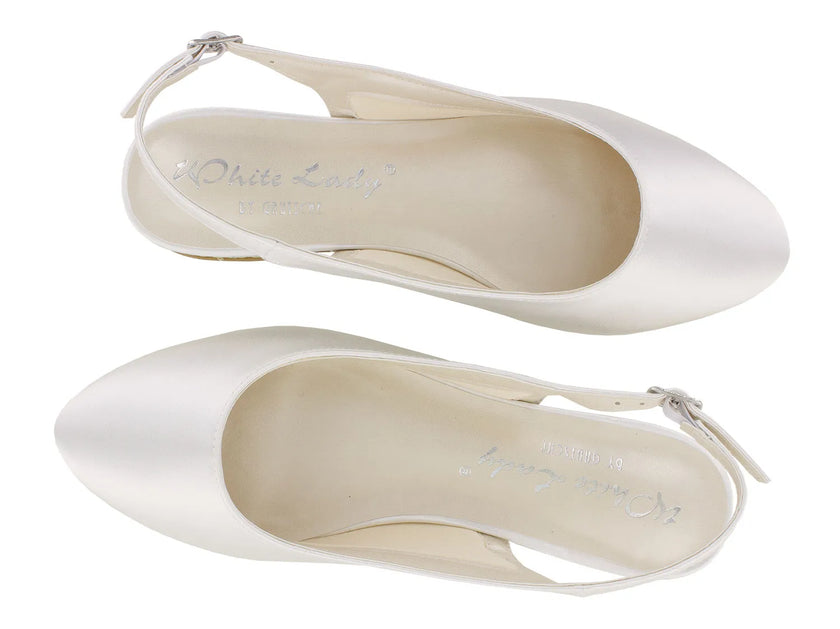 Zapatos de novia en satén ivory con punta fina y tacón dorado de 15 mm, perfectos para bodas y eventos elegantes.