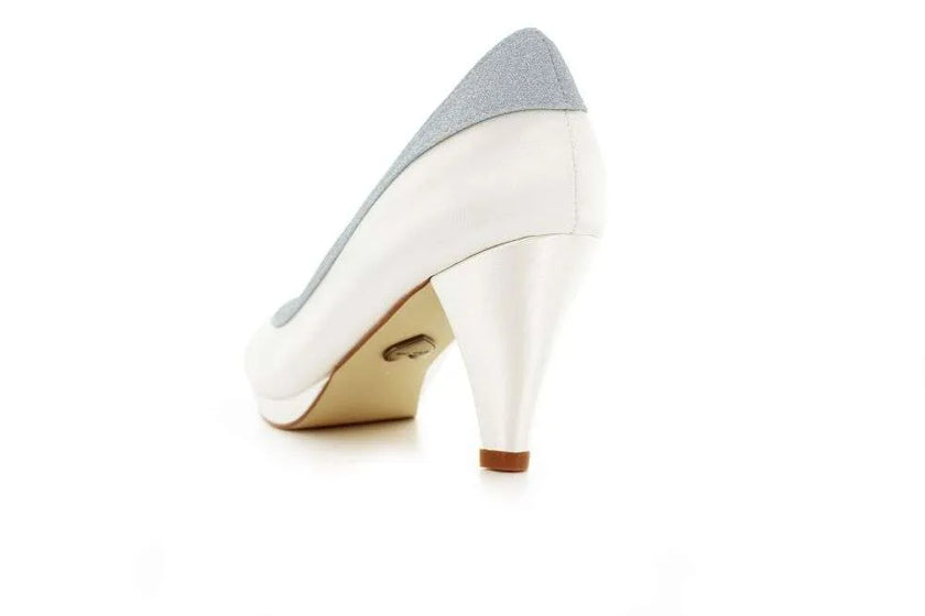 Zapatos de novia Zafiro en color ivory, con tacón elegante y detalles sofisticados, ideales para bodas y eventos especiales.
