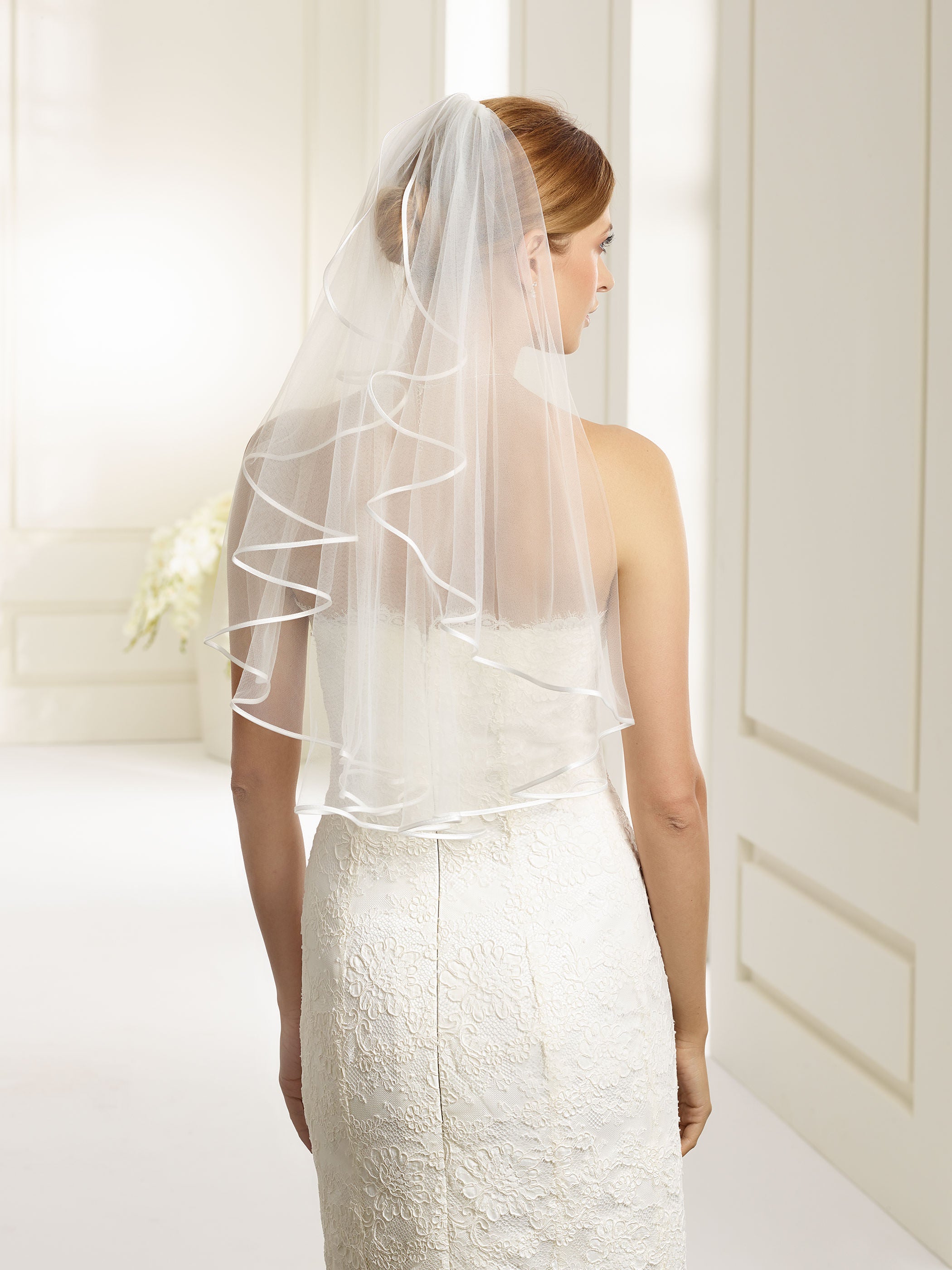 Vestido de novia con hot sale velo corto