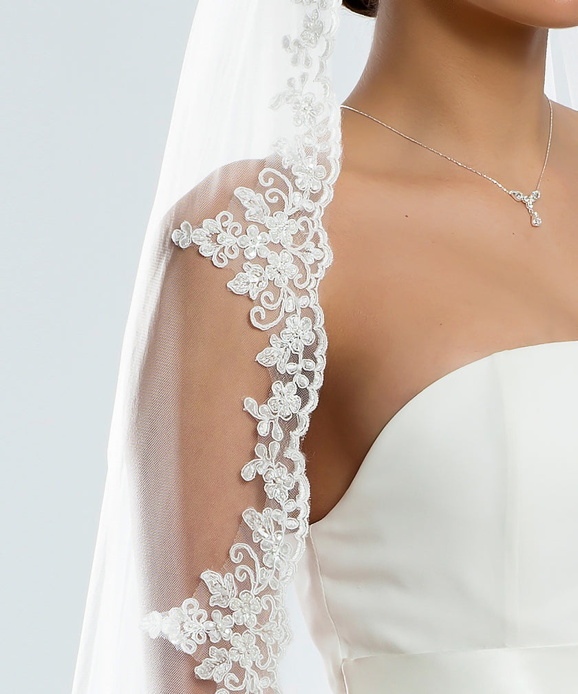 velo de novia almería, con encaje y pedrería, peineta puesta y 3 m de largo